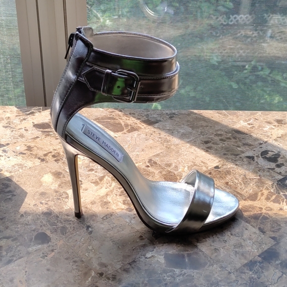 Size 8.5 Steve Madden, silver - Picture 1 of 1